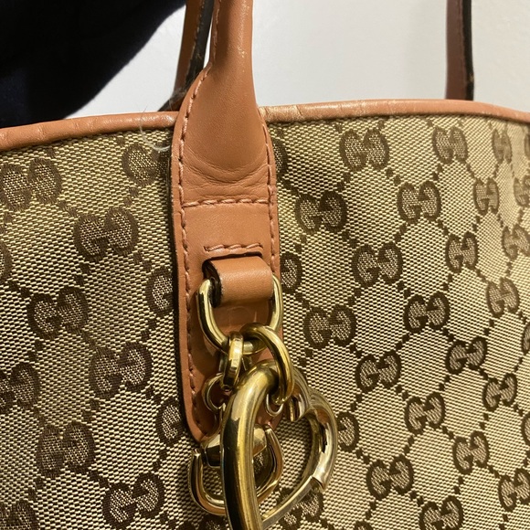 Gucci tote ❤️- signs of wear is visible on the straps and also on the 4 corners - Picture 15 of 17
